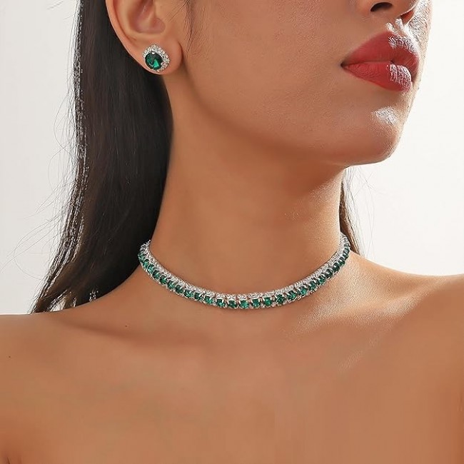 Set colier la baza gatului si cercei cu cristale verde smarald Elegance Set colier la baza gatului si cercei cu cristale verde smarald Elegance