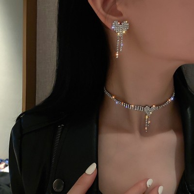 Set colier choker si cercei in forma de inima din cristale  Set colier choker si cercei in forma de inima din cristale