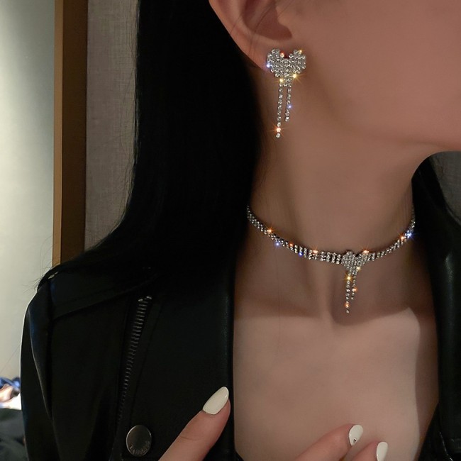 Set colier choker si cercei in forma de inima din cristale Set colier choker si cercei in forma de inima din cristale