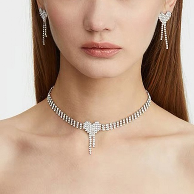 Set colier choker si cercei in forma de inima din cristale Set colier choker si cercei in forma de inima din cristale