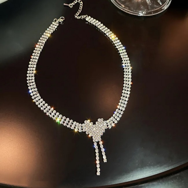 Set colier choker si cercei in forma de inima din cristale Set colier choker si cercei in forma de inima din cristale