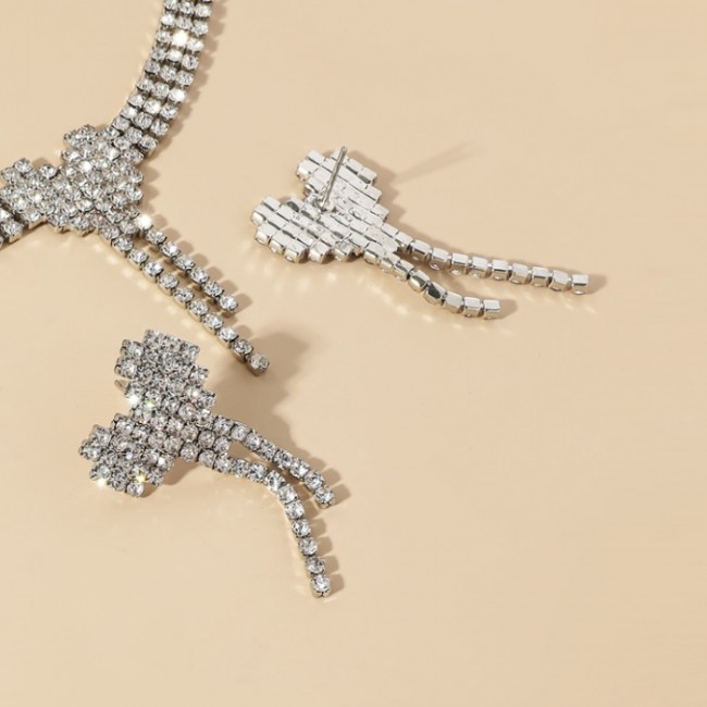 Set colier choker si cercei in forma de inima din cristale Set colier choker si cercei in forma de inima din cristale