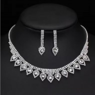 Set bijuterii colier la baza gatului si cercei cu cristale Regal