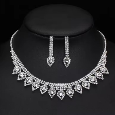 Set bijuterii colier la baza gatului si cercei cu cristale Regal Set bijuterii colier la baza gatului si cercei cu cristale Regal