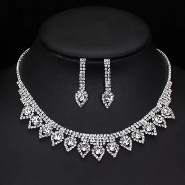Set bijuterii colier la baza gatului si cercei cu cristale Regal Set bijuterii colier la baza gatului si cercei cu cristale Regal