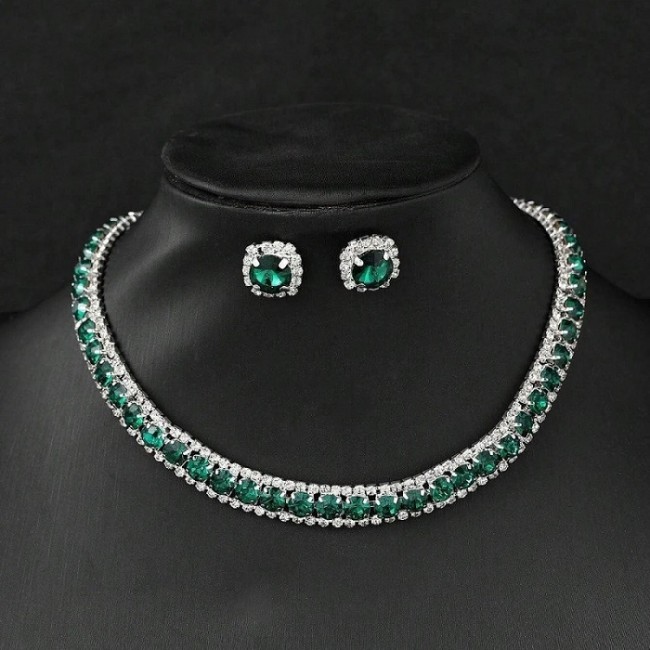 Set colier la baza gatului si cercei cu cristale verde smarald Elegance Set colier la baza gatului si cercei cu cristale verde smarald Elegance