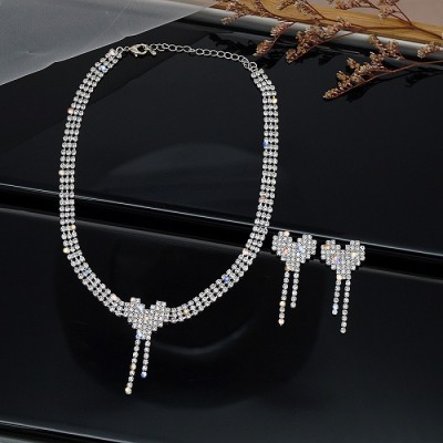 Set colier choker si cercei in forma de inima din cristale  Set colier choker si cercei in forma de inima din cristale
