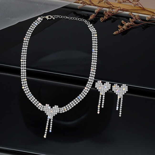 Set colier choker si cercei in forma de inima din cristale Set colier choker si cercei in forma de inima din cristale