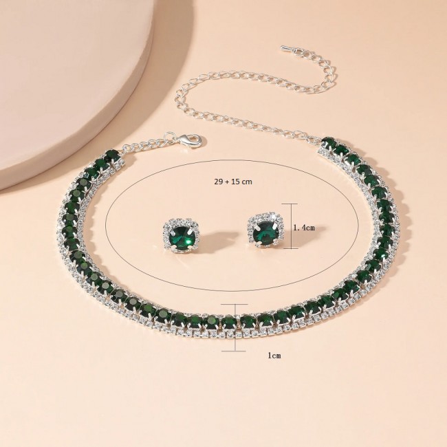 Set colier la baza gatului si cercei cu cristale verde smarald Elegance Set colier la baza gatului si cercei cu cristale verde smarald Elegance
