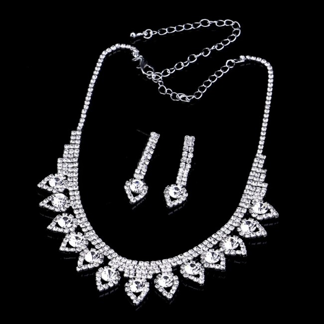 Set bijuterii colier la baza gatului si cercei cu cristale Regal Set bijuterii colier la baza gatului si cercei cu cristale Regal